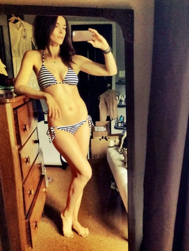 Bikini-Images-of-Abigail-Spencer