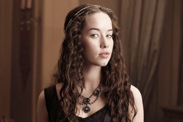 anna-popplewell-hot-and-sexy-bikini-pictures
