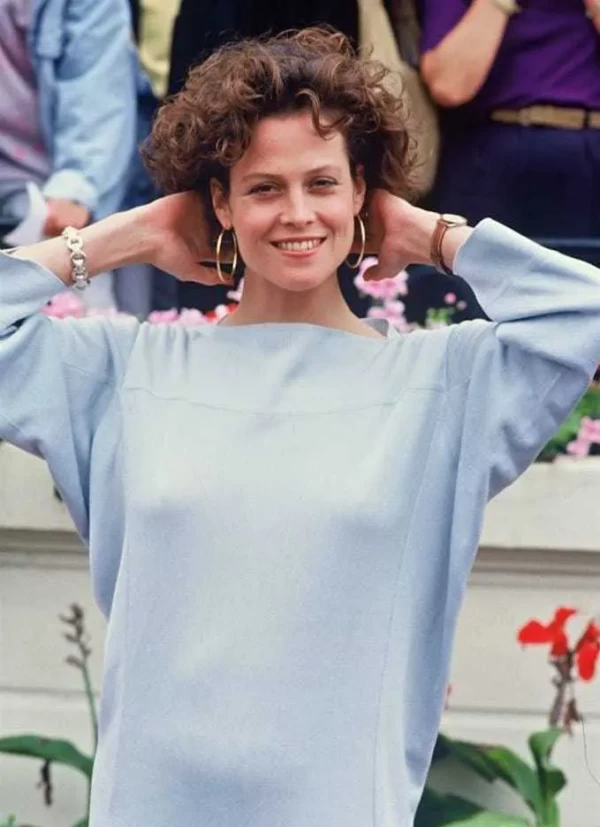 Sexy-Looks-of-Sigourney-Weaver