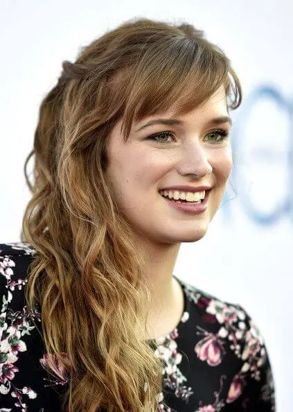 Elizabeth-Lail-Hot-Photos