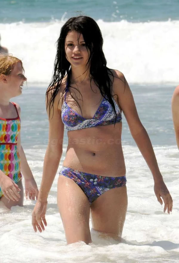 Selena-Gomez-Swimsuit-Images