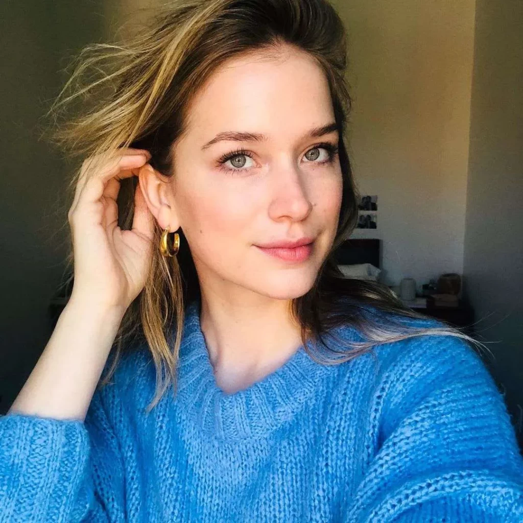 Sexy-Pictures-of-Elizabeth-Lail