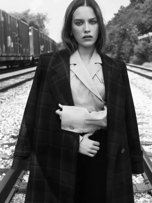 Victoria-Pedretti-Sexy-Looks